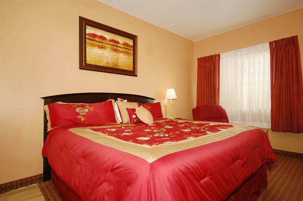 Surestay Plus Hotel By Best Western Topeka Oda fotoğraf