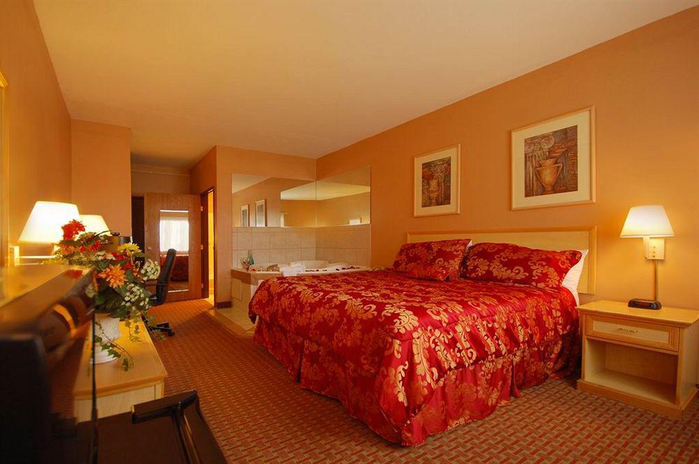 Surestay Plus Hotel By Best Western Topeka Oda fotoğraf