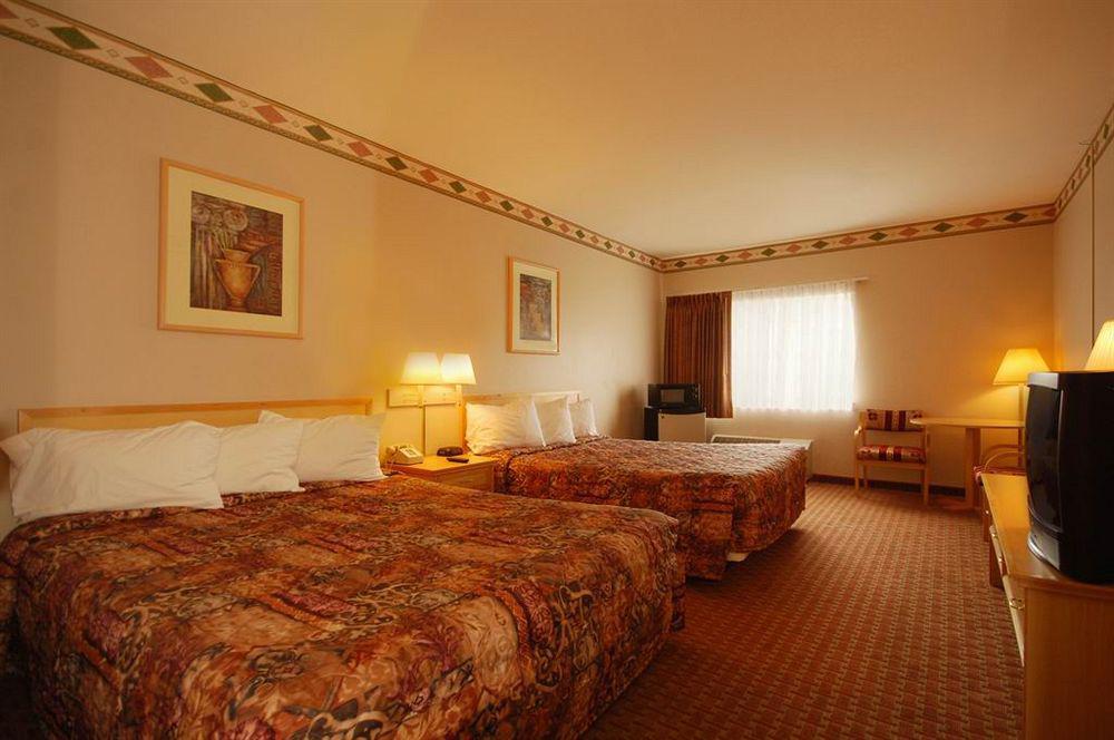 Surestay Plus Hotel By Best Western Topeka Oda fotoğraf